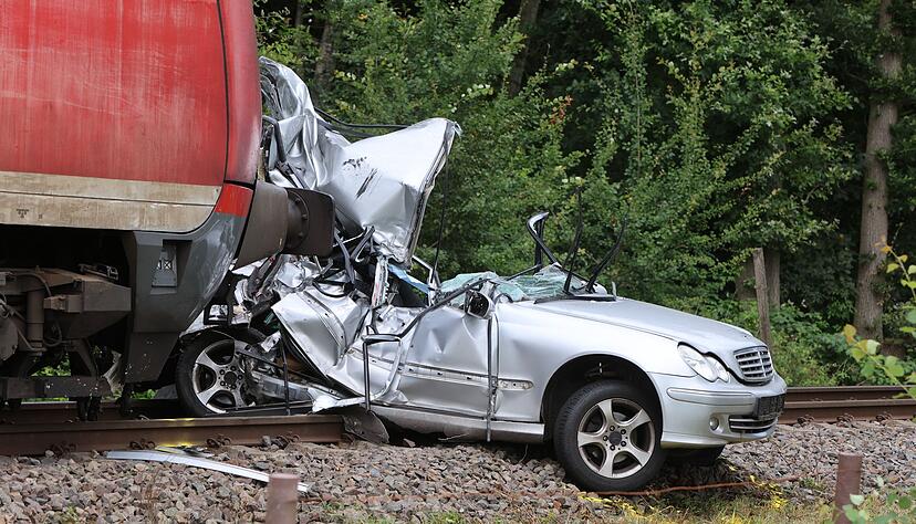 Ein Junge und ein Mann in dem Auto starben.