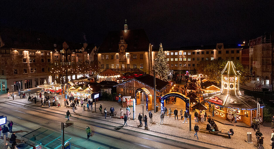 Vom 21. November bis zum 22. Dezember verbreiten die Holzhäuschen, Fahrgeschäfte, eine Bimmelbahn und eine Eisbahn weihnachtliche Stimmung.