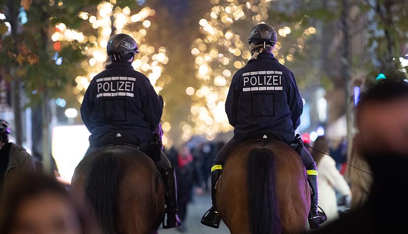 Weibliche Polizeibeamte reiten durch die Fußgängerzone. Weibliche Polizeibeamte reiten durch die Fußgängerzone.