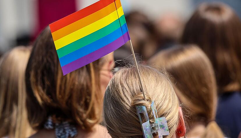 Umzüge zum Christopher-Street-Day (CSD) zeigen Unterstützung für homosexuelle und queere Menschen. Umzüge zum Christopher-Street-Day (CSD) zeigen Unterstützung für homosexuelle und queere Menschen.