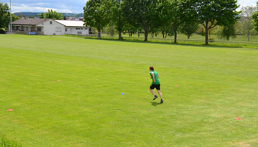 Vom mittleren blauen H&uuml;tchen m&uuml;ssen reihum die roten H&uuml;tchen im Sprint erreicht werden. Foto: Valerie Blass