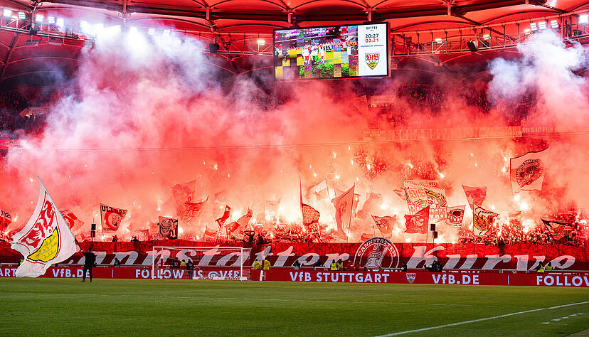 Vor dem Spiel des VfB Stuttgart gegen den FC Bayern München gab es diese Choreo in der Cannstatter Kurve. Vor dem Spiel des VfB Stuttgart gegen den FC Bayern München gab es diese Choreo in der Cannstatter Kurve.
