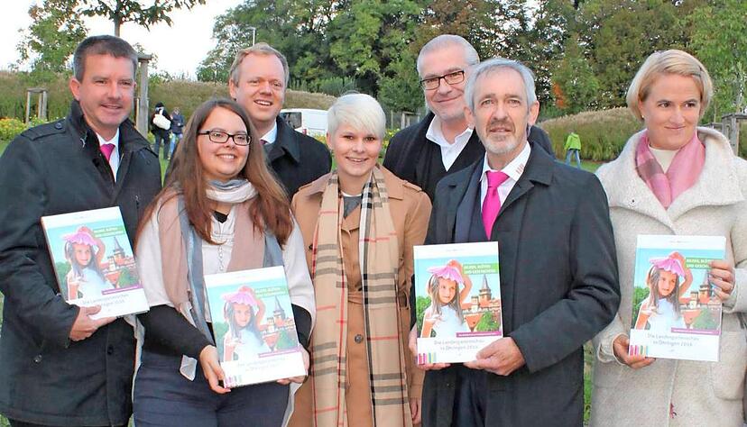 Anthea Achatzi, Lydia-Kathrin Hilpert und Marcus Baumann (Mitte) &uuml;bergeben das Buch an Thilo Michler, Dr. Matthias Neth, Erich Herrmann und Annette Stoll-Zeitler.
