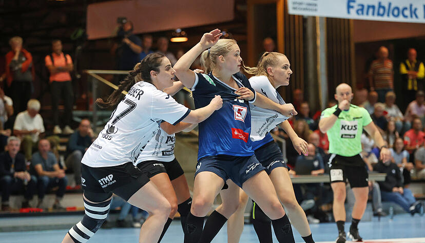 Kim Hinkelmann (Mitte) wird auch in der nächsten Saison das Neckarsulmer Trikot tragen und ihre Gegenspielerinnen am Kreis auf Trab halten. Kim Hinkelmann (Mitte) wird auch in der nächsten Saison das Neckarsulmer Trikot tragen und ihre Gegenspielerinnen am Kreis auf Trab halten.