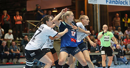 Kim Hinkelmann (Mitte) wird auch in der nächsten Saison das Neckarsulmer Trikot tragen und ihre Gegenspielerinnen am Kreis auf Trab halten.