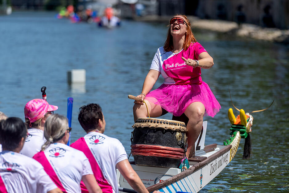 In bunten Kostümen und mit lauten Trommeln motivierten sich die Mannschaften selbst, um beim Böckinger Drachenbootcup über sich hinauszuwachsen. In bunten Kostümen und mit lauten Trommeln motivierten sich die Mannschaften selbst, um beim Böckinger Drachenbootcup über sich hinauszuwachsen.