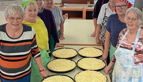 Reihenfolge beachten: Die Kuchen kommen erst nach dem Brot in den Ofen. Reihenfolge beachten: Die Kuchen kommen erst nach dem Brot in den Ofen.