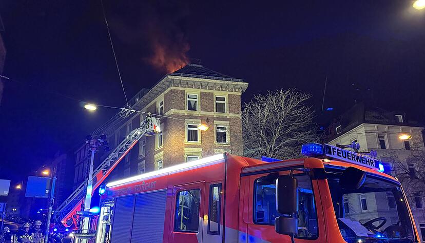 Die Feuerwehr in Stuttgart l&ouml;scht einen Brand auf einem Dach.