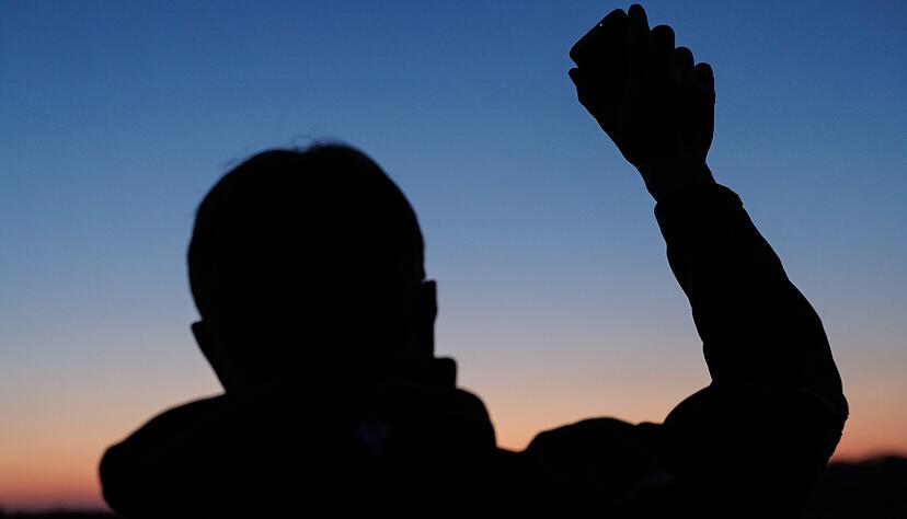 Umweltwissenschaftler Marcel Holy h&auml;lt einen Lautsprecher in die H&ouml;he. Der aufgezeichnete Revierruf des m&auml;nnlichen Rebhuhnes soll die echten H&auml;hne dazu bringen, lautstark zu antworten. So k&ouml;nnen die Wildv&ouml;gel gez&auml;hlt werden.