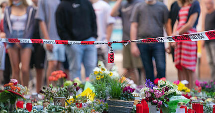 Bei dem Angriff am 25. Juni hatte ein Somalier drei Frauen in einem Kaufhaus getötet. Auf der Straße und in einer nahen Bank verletzte er danach laut Polizei sechs Menschen schwer und einen leicht. Foto: dpa