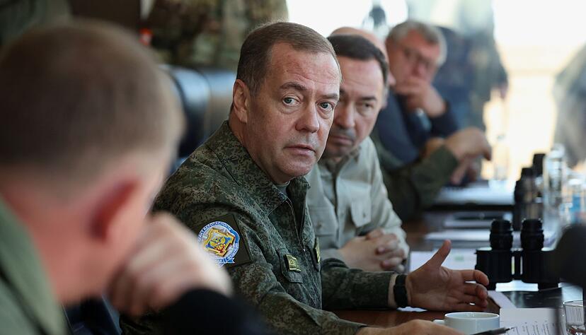 Medwedew wirft der Bundesregierung die Unterdrückung der Opposition in Deutschland vor. (Archivbild) Medwedew wirft der Bundesregierung die Unterdrückung der Opposition in Deutschland vor. (Archivbild)