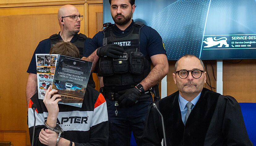 Mit seinem Auto soll der Anklagte einen Jungen in Niedernhall get&ouml;tet haben. Mit einer Autozeitschrift deckte er zum Prozessauftakt sein Gesicht ab.