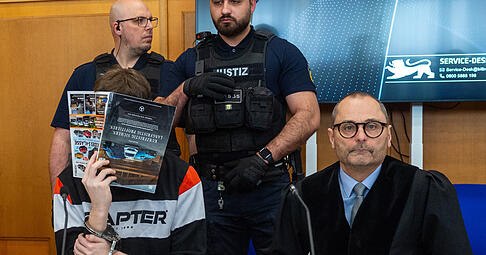 Mit seinem Auto soll der Anklagte einen Jungen in Niedernhall get&ouml;tet haben. Mit einer Autozeitschrift deckte er zum Prozessauftakt sein Gesicht ab.