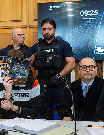 Mit seinem Auto soll der Anklagte einen Jungen in Niedernhall get&ouml;tet haben. Mit einer Autozeitschrift deckte er zum Prozessauftakt sein Gesicht ab.