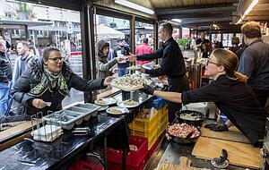 Neuer Stand an der Lohtorstraße: Erwin Gollerthan kommt mit schwäbisch-badischer Küche und mit seiner Laube gut an. Foto: Mario Berger Neuer Stand an der Lohtorstraße: Erwin Gollerthan kommt mit schwäbisch-badischer Küche und mit seiner Laube gut an. Foto: Mario Berger