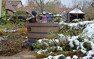 Die Weinfässer drehen ihre Runden durch den schneebedeckten Parcours.