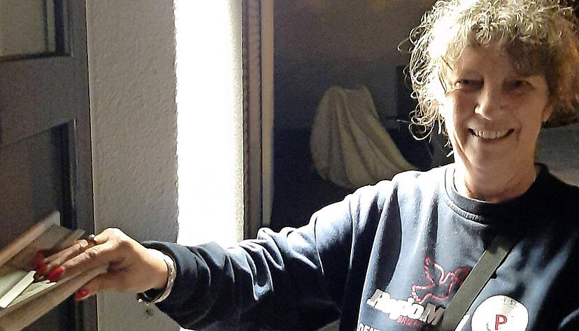 Auch in der Nacht mit einem freundlichen Lächeln: Stimme-Austrägerin Cornelia Stadler.
Foto: André Daub Auch in der Nacht mit einem freundlichen Lächeln: Stimme-Austrägerin Cornelia Stadler.
Foto: André Daub