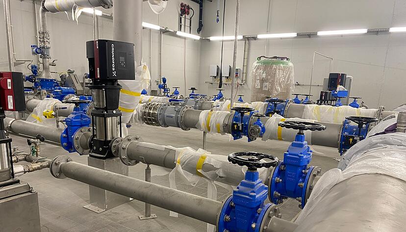 Im Keller des HB Zentral befinden sich die Rohre, die in Zukunft die Orte mit Wasser versorgen sollen.