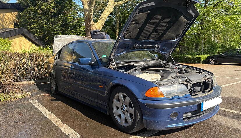 Die Feuerwehr konnte den Brand rasch l&ouml;schen. An dem BMW ist dennoch ein Vollschaden entstanden.