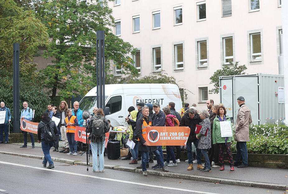 "Letzte Generation" hält Mahnwache vor Heilbronner Landgericht ab "Letzte Generation" hält Mahnwache vor Heilbronner Landgericht ab