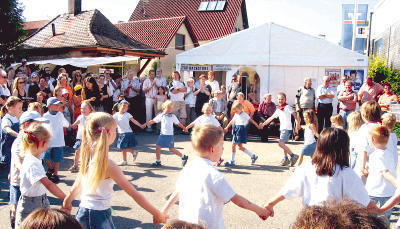 Musik und Tanz eröffneten das Straßenfest beim Backhaus. Die Besucher erlebten in Winzerhausen gemütliche Stunden. Zum ersten Mal wurde eine Storchen-Spendenkasse aufgestellt. (Foto: Luzia Grimm) Musik und Tanz eröffneten das Straßenfest beim Backhaus. Die Besucher erlebten in Winzerhausen gemütliche Stunden. Zum ersten Mal wurde eine Storchen-Spendenkasse aufgestellt. (Foto: Luzia Grimm)