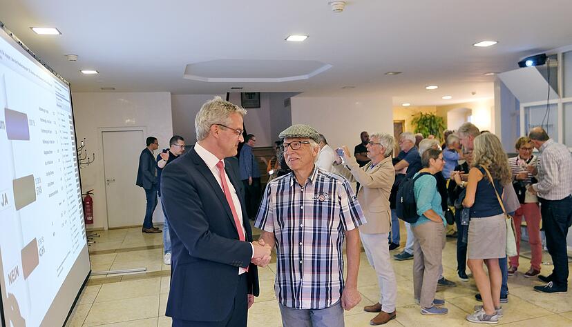 Volker Raith (rechts) und Oberbürgermeister Steffen Hertwig: Im Rathaus-Foyer verfolgten Dutzende Neckarsulmer, wie die Stimmberechtigten in den einzelnen Wahllokalen abgestimmt hatten.
Foto: Dennis Mugler Volker Raith (rechts) und Oberbürgermeister Steffen Hertwig: Im Rathaus-Foyer verfolgten Dutzende Neckarsulmer, wie die Stimmberechtigten in den einzelnen Wahllokalen abgestimmt hatten.
Foto: Dennis Mugler