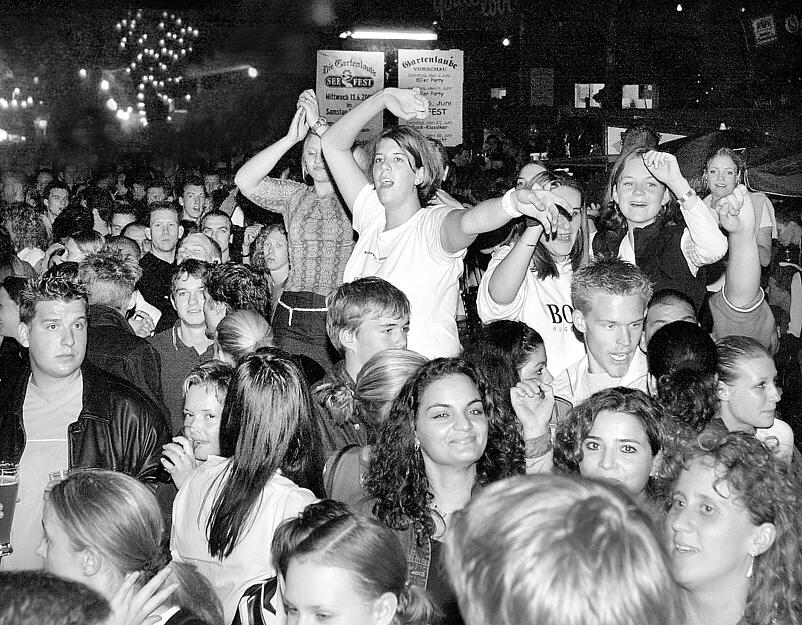 Gute Stimmung herrschte am 14. Juli 2001 bei den Seefest-Besuchern.