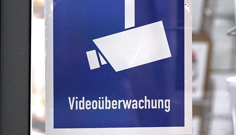 K&uuml;nftig sollen der &ouml;ffentliche Raum in Baden-W&uuml;rttemberg st&auml;rker &uuml;berwacht und die Aufnahmen mit KI-Technik analysiert werden.