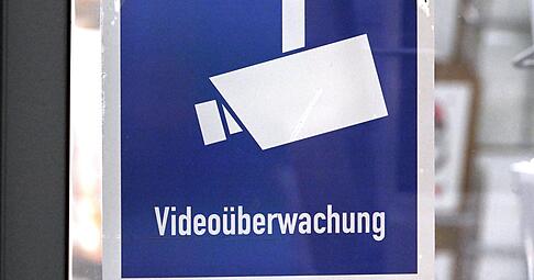 K&uuml;nftig sollen der &ouml;ffentliche Raum in Baden-W&uuml;rttemberg st&auml;rker &uuml;berwacht und die Aufnahmen mit KI-Technik analysiert werden.