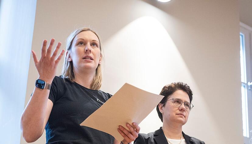 Hundeführerin Sabine Kubinski ist von den sozialen Fähigkeiten ihrer Vierbeiner überzeugt. Hundeführerin Sabine Kubinski ist von den sozialen Fähigkeiten ihrer Vierbeiner überzeugt.