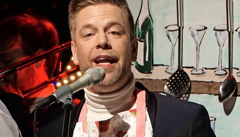 Begnadeter Entertainer und Sänger: Tom Gaebel und sein Orchester verwandeln beim umjubelten Weihnachtskonzert im Audi-Forum gängiges Liedgut in fetzige Musik.
Foto: Leonore Welzin Begnadeter Entertainer und Sänger: Tom Gaebel und sein Orchester verwandeln beim umjubelten Weihnachtskonzert im Audi-Forum gängiges Liedgut in fetzige Musik.
Foto: Leonore Welzin