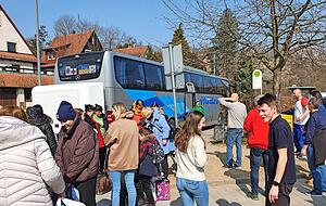 Endlich in Sicherheit! Als der Reisebus mit den knapp 30 Menschen nach stundenlanger Fahrt in Hohenlohe eintrifft, ist die Erleichterung groß.
Fotos: privat Endlich in Sicherheit! Als der Reisebus mit den knapp 30 Menschen nach stundenlanger Fahrt in Hohenlohe eintrifft, ist die Erleichterung groß.
Fotos: privat
