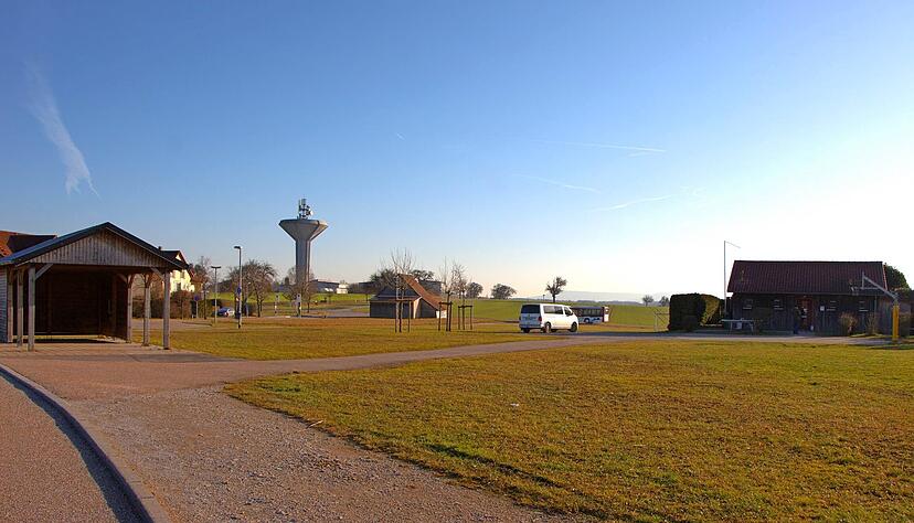 Zwischen Carport (links) und dem Parkplatz des Seniorenmobils am Jugendhaus soll ein 24-Stunden-Supermarkt entstehen.
Foto: Tamara Ludwig