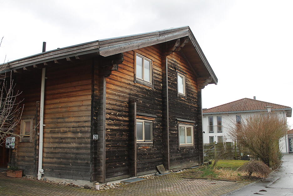 Da das Holz nicht behandelt ist, verwittert es von au&szlig;en und wird dunkler.