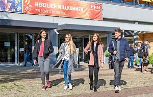 Künftige Betriebswirte? Informatiker? Ingenieure? Auf jeden Fall gut gelaunte Studierende der Hochschule Heilbronn.
Fotos: Christiana Kunz Künftige Betriebswirte? Informatiker? Ingenieure? Auf jeden Fall gut gelaunte Studierende der Hochschule Heilbronn.
Fotos: Christiana Kunz