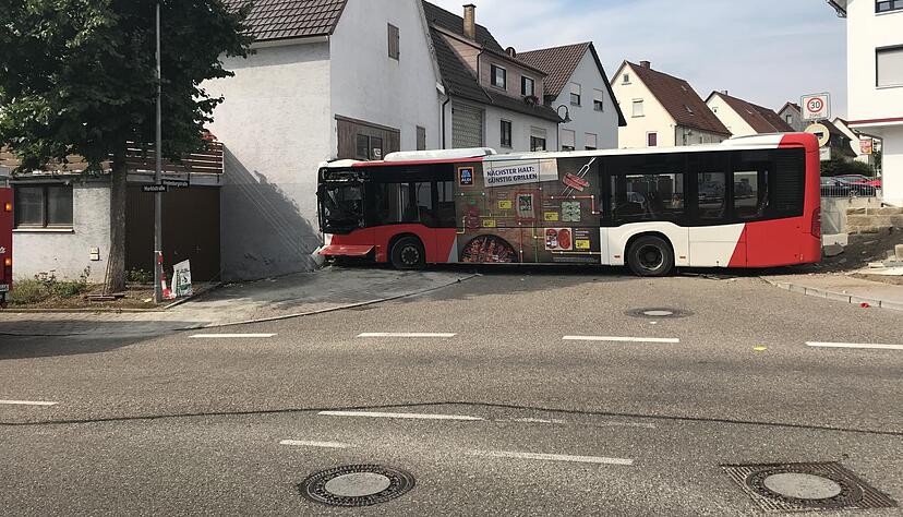 In Cleebronn kam es am Mittwoch zu einem folgenschweren Unfall. Ein Linienbus prallte gegen eine Hauswand. Drei Personen wurden leicht verletzt.