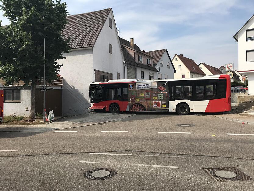 In Cleebronn kam es am Mittwoch zu einem folgenschweren Unfall. Ein Linienbus prallte gegen eine Hauswand. Drei Personen wurden leicht verletzt.