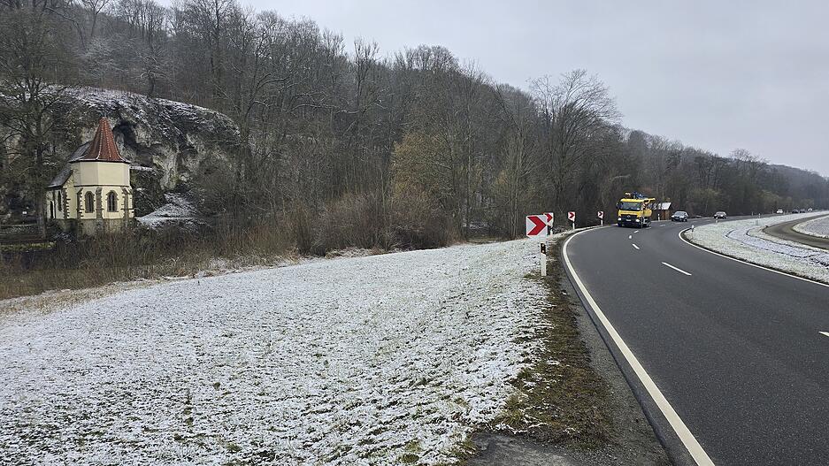 In dieser Kurve auf der B19 bei Dörzbach soll die Frau von der Straße abgekommen sein. Wann die Suche nach dem Auto fortgesetzt werden soll, war am Freitag noch unklar. In dieser Kurve auf der B19 bei Dörzbach soll die Frau von der Straße abgekommen sein. Wann die Suche nach dem Auto fortgesetzt werden soll, war am Freitag noch unklar.