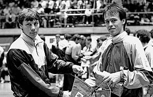 Wimpel&uuml;bergabe der Kapit&auml;ne 1989: Andrei Tjumenzew (li.) und Neckarsulms J&uuml;rgen Kaufmann. Foto: Archiv/Kr&uuml;ger