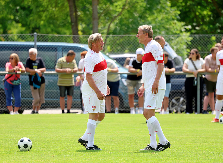 VfB Legenden-Elf gegen Jako-o Dreamteam in Hardthausen. Bernd Förster und Guido Buchwald vor dem Spiel. VfB Legenden-Elf gegen Jako-o Dreamteam in Hardthausen. Bernd Förster und Guido Buchwald vor dem Spiel.