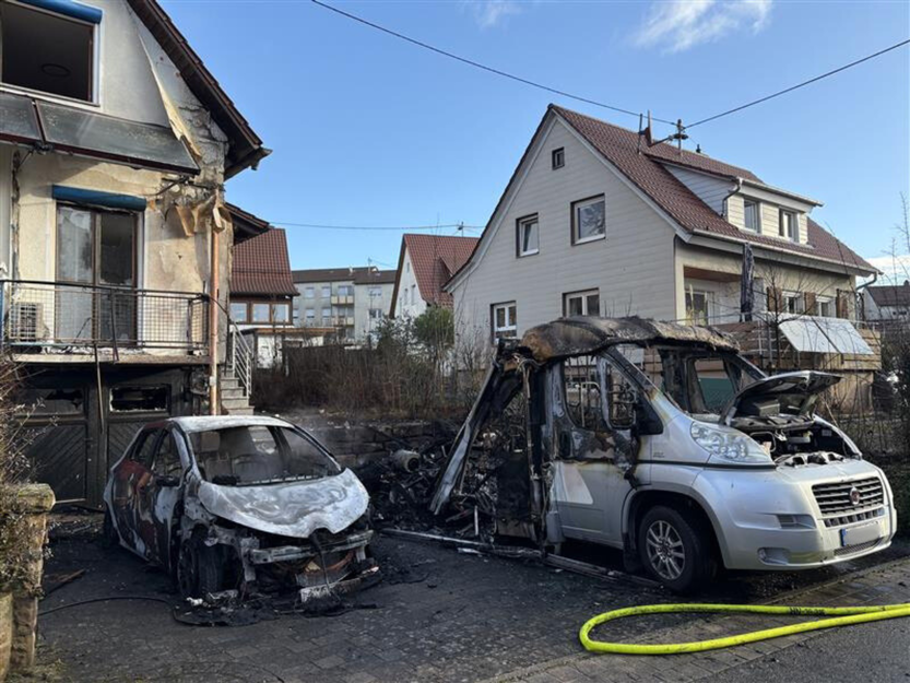 Die Flammen sind auch auf das Wohnmobil &uuml;bergesprungen. Die dort m&ouml;glicherweise gelagerten Gasflaschen f&uuml;hrten zu Explosionen.