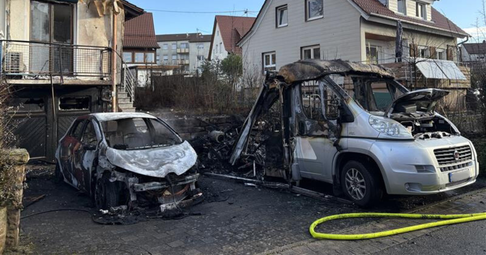 Die Flammen sind auch auf das Wohnmobil &uuml;bergesprungen. Die dort m&ouml;glicherweise gelagerten Gasflaschen f&uuml;hrten zu Explosionen.
