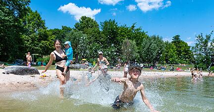 Bei warmem Wetter wie an diesem Sonntag planschen Gäste im Breitenauer See. Bei warmem Wetter wie an diesem Sonntag planschen Gäste im Breitenauer See.