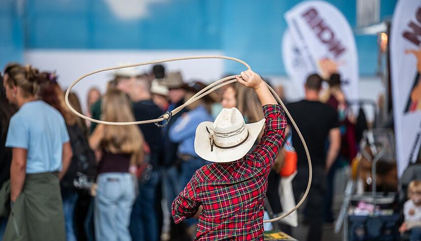 Auch jüngere Western-Fans zeigen beim Lasso-Werfen ihr Können. Auch jüngere Western-Fans zeigen beim Lasso-Werfen ihr Können.