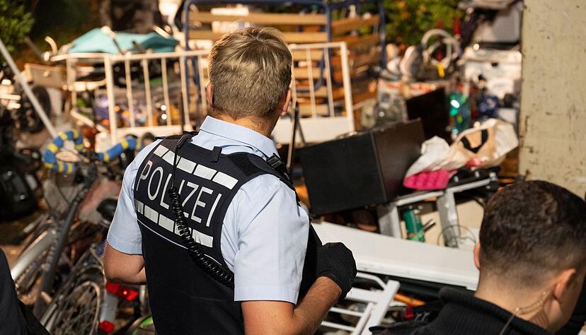 Berge an Sperrmüll kommen bei der Kontrolle zusammen. Berge an Sperrmüll kommen bei der Kontrolle zusammen.