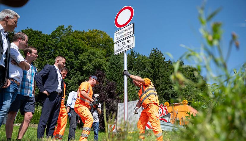 Bei Stau muss man künftig auf der Autobahn bleiben: Zum ersten Mal in Deutschland gibt es im Landkreis Rosenheim künftig Durchfahrtsverbote für den Ausweichverkehr. Bei Stau muss man künftig auf der Autobahn bleiben: Zum ersten Mal in Deutschland gibt es im Landkreis Rosenheim künftig Durchfahrtsverbote für den Ausweichverkehr.
