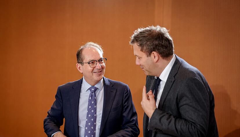 Der Entwurf aus dem Haus von Bundesinnenminister Alexander Dobrindt (CSU) ist nicht der erste Versuch, das Problem der Scheinvaterschaften zu l&ouml;sen.