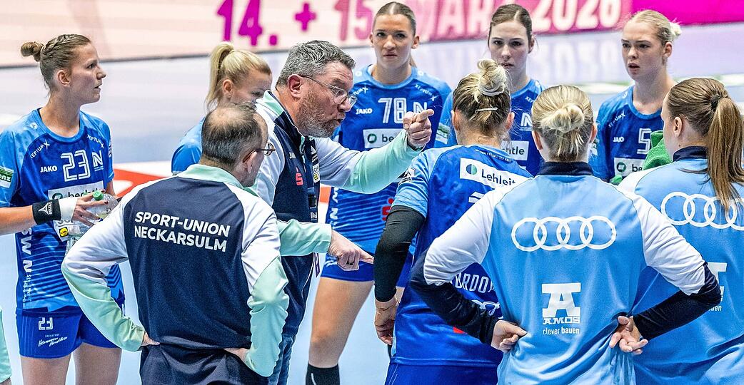 Neckarsulms Trainer Thomas Zeitz (Mitte) hatte in seiner letzten Auszeit des Spiels noch vor jenem Ballverlust gewarnt, der kurz darauf zum Remis f&uuml;hrte.