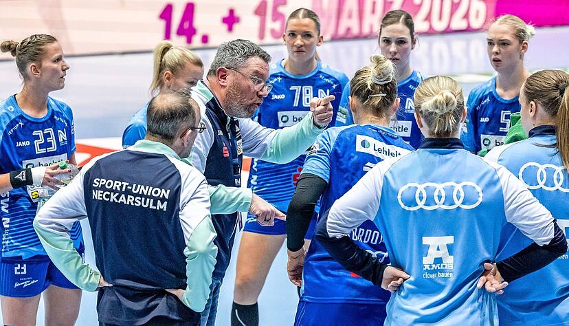 Neckarsulms Trainer Thomas Zeitz (Mitte) hatte in seiner letzten Auszeit des Spiels noch vor jenem Ballverlust gewarnt, der kurz darauf zum Remis f&uuml;hrte.