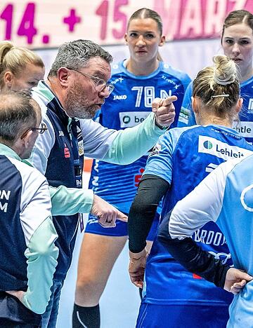 Neckarsulms Trainer Thomas Zeitz (Mitte) hatte in seiner letzten Auszeit des Spiels noch vor jenem Ballverlust gewarnt, der kurz darauf zum Remis f&uuml;hrte.